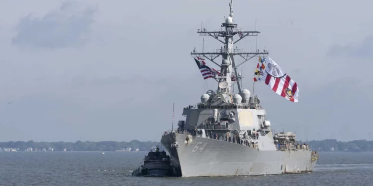 Destructor USS Carney de la Armada de Estados Unidos durante un ejercicio de interceptación aérea con misiles SM-2 en el Atlántico