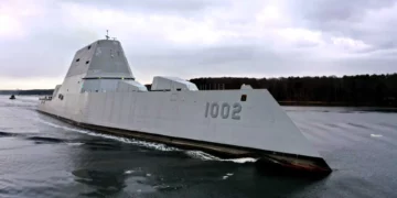 Destructor estadounidense USS Lyndon B. Johnson, de la clase Zumwalt, en proceso de adaptación para transportar 12 misiles hipersónicos CPS.