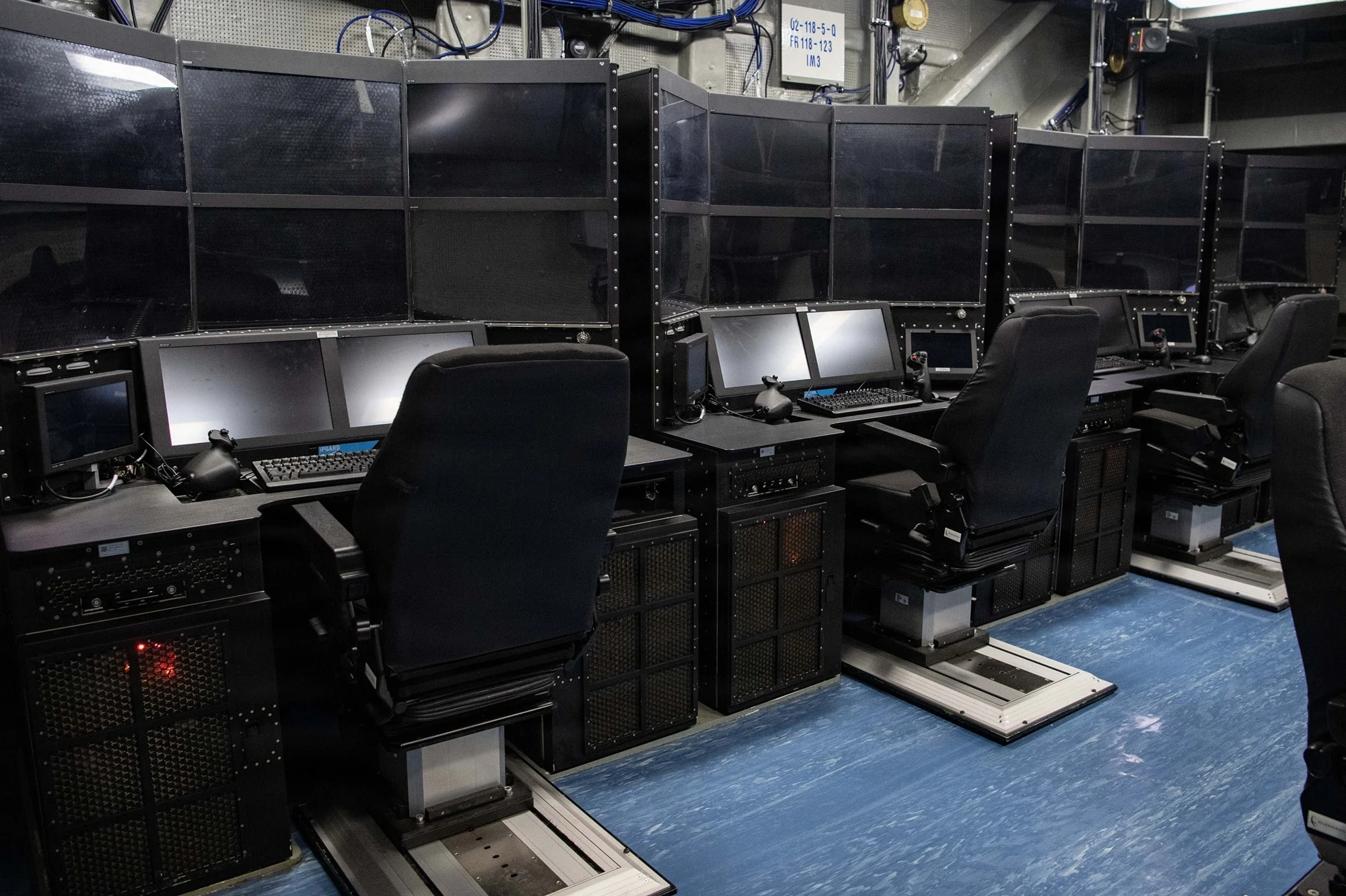 Centro de Guerra Aérea No Tripulada del portaaviones USS Ronald Reagan con estaciones de control MD-5C