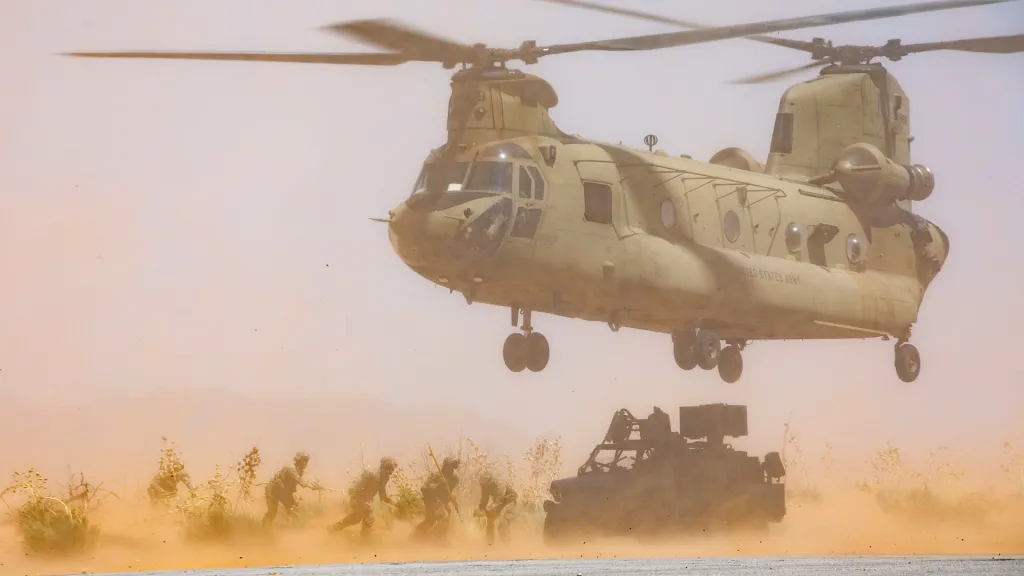 Transporte aéreo de LOCUST Militares preparan un vehículo ISV con un sistema LOCUST para transportarlo bajo un helicóptero CH-47 Chinook.
