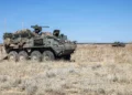 Vehículos blindados Stryker del Ejército de Estados Unidos durante un ejercicio de entrenamiento defensivo en Colorado.