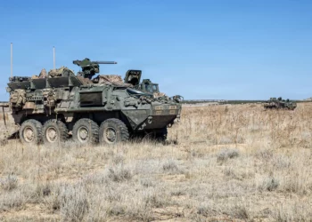 Vehículos blindados Stryker del Ejército de Estados Unidos durante un ejercicio de entrenamiento defensivo en Colorado.