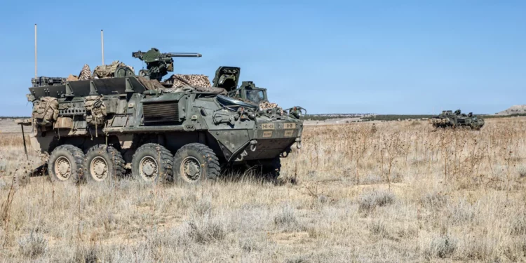 Vehículos blindados Stryker del Ejército de Estados Unidos durante un ejercicio de entrenamiento defensivo en Colorado.