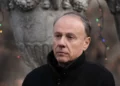 El rector de la Universidad de Belgrado, Vladan Djokic, observa a estudiantes que recogen firmas para exigir elecciones parlamentarias anticipadas en Belgrado, Serbia, el 28 de diciembre de 2025.