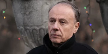 El rector de la Universidad de Belgrado, Vladan Djokic, observa a estudiantes que recogen firmas para exigir elecciones parlamentarias anticipadas en Belgrado, Serbia, el 28 de diciembre de 2025.