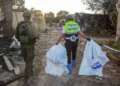 Voluntarios de ZAKA recorren la destrucción causada por terroristas de Hamas en el kibutz Kfar Aza y recogen cadáveres, el 15 de octubre de 2023.
