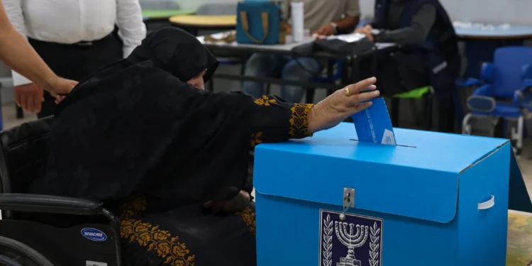 Una mujer mayor deposita su voto en un colegio electoral de Rahat, Israel, el 27 de octubre de 2026.