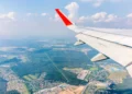 Avión comercial en un aeropuerto