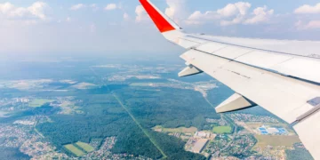 Avión comercial en un aeropuerto