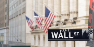 Wall Street. Fotografía de Lucky-photographer para Shutterstock.