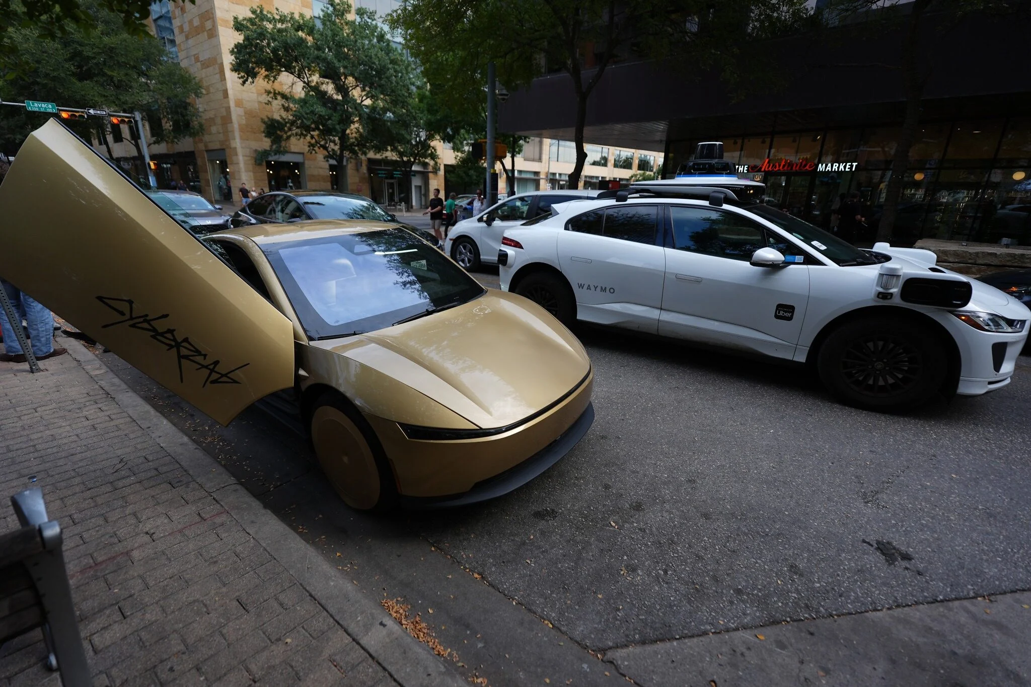 Waymo y Tesla Cybercab en Austin Un taxi de Waymo pasa junto a un Tesla Cybercab en el centro de Austin, Texas, el 3 de septiembre de 2026
