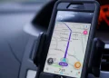 El exanalista de datos policiales Davin Hall utiliza Waze mientras conduce por Greensboro, Carolina del Norte, el 22 de junio de 2022.