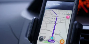 El exanalista de datos policiales Davin Hall utiliza Waze mientras conduce por Greensboro, Carolina del Norte, el 22 de junio de 2022.