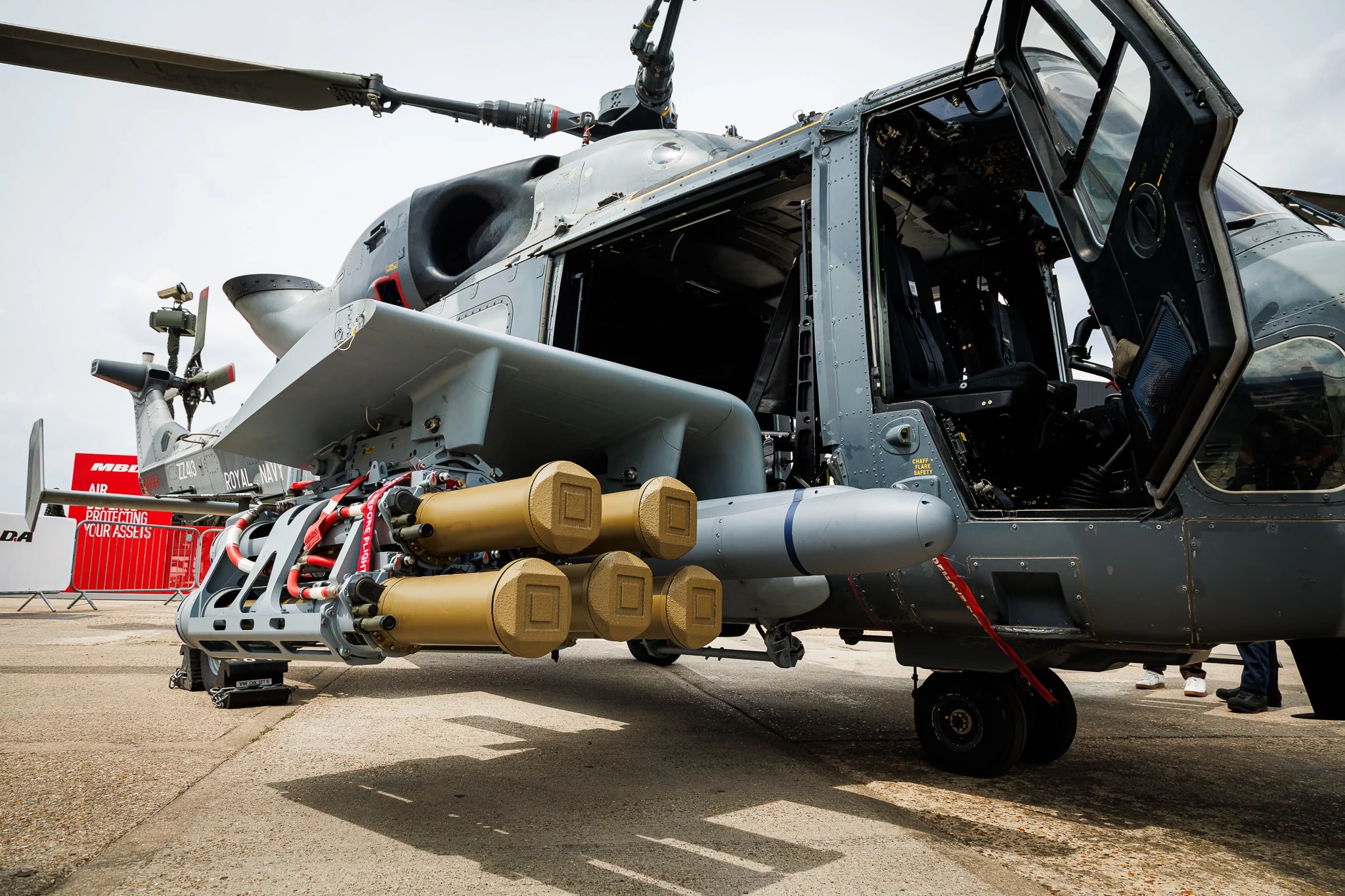Municiones de instrucción Martlet y Sea Venom expuestas en un Wildcat HMA2 en Farnborough 2026