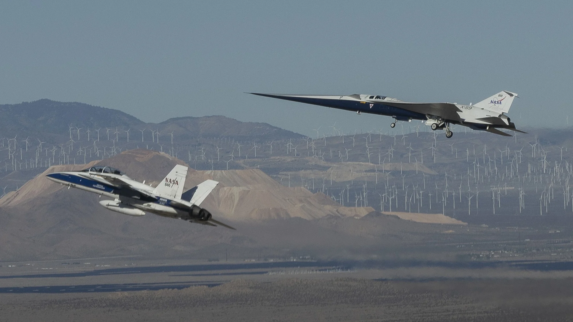 Primer vuelo del X-59 de la NASA El X-59 de la NASA sobrevuela California durante su primer vuelo acompañado por un F-18.