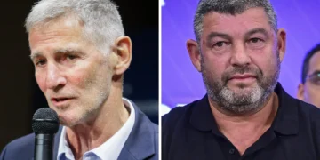 Yair Golan, líder de Los Demócratas, a la izquierda, y Ofer Winter, dirigente de Pueblo de Israel.