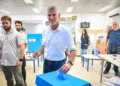 Yair Golan, presidente de Los Demócratas, vota en Rosh HaAyin durante las elecciones generales de Israel del 27 de octubre de 2026.