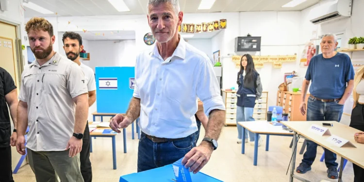 Yair Golan, presidente de Los Demócratas, vota en Rosh HaAyin durante las elecciones generales de Israel del 27 de octubre de 2026.