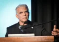 El líder de la oposición, Yair Lapid, interviene en una conferencia el 12 de octubre de 2026.