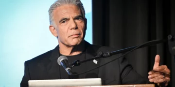 El líder de la oposición, Yair Lapid, interviene en una conferencia el 12 de octubre de 2026.