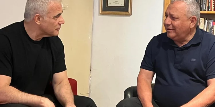 El líder de la oposición Yair Lapid (izquierda) se reúne con el exdiputado Gadi Eisenkot el 7 de septiembre de 2025.
