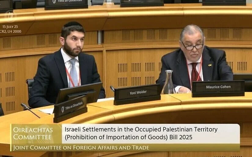 Yoni Wieder y Maurice Cohen ante el Parlamento irlandés El rabino jefe de Irlanda, Yoni Wieder, y Maurice Cohen durante una sesión del Parlamento irlandés en julio de 2025.