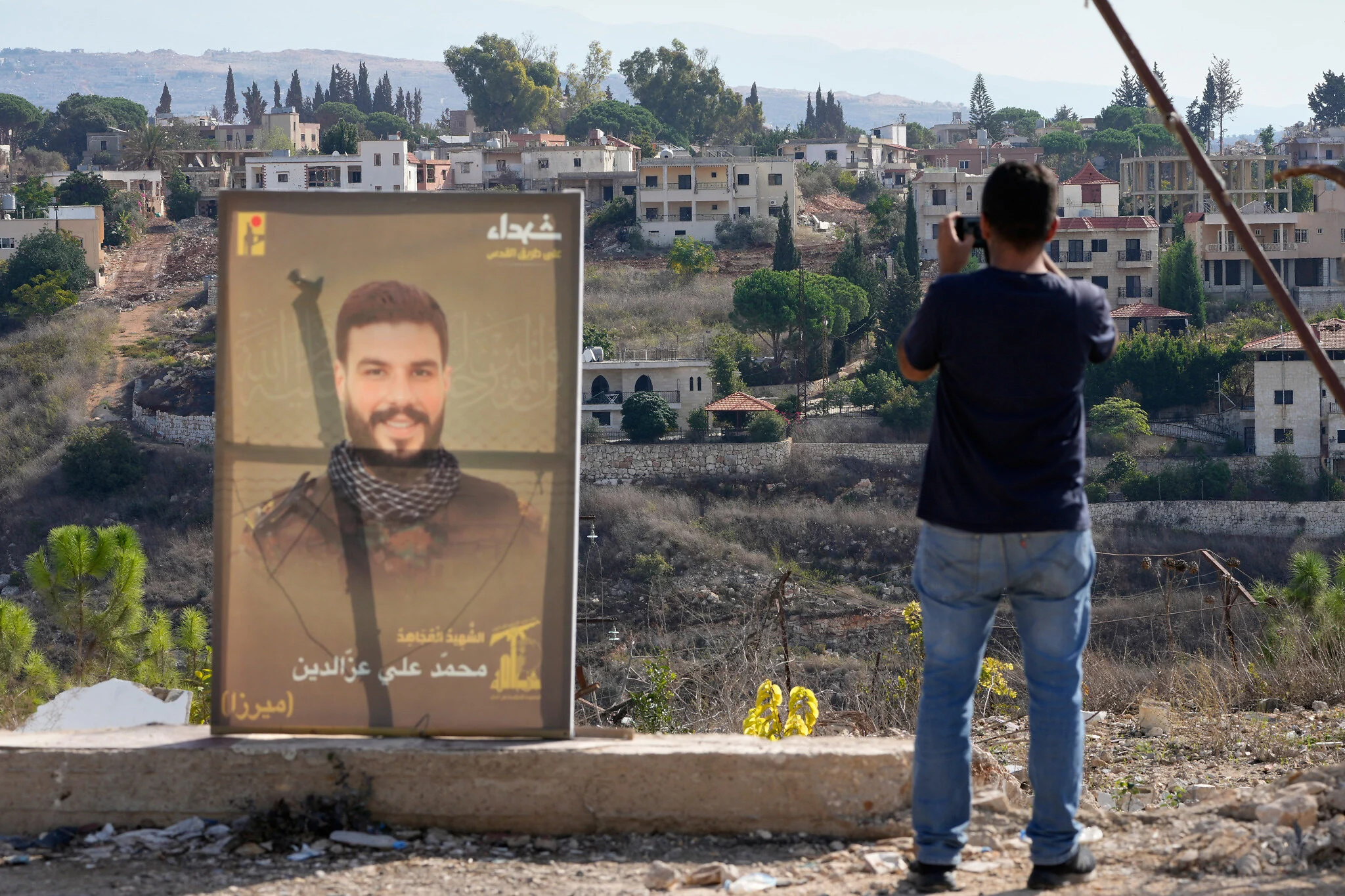 Localidad del sur del Líbano bajo control israelí Un hombre fotografía una localidad controlada por fuerzas israelíes en el sur del Líbano.