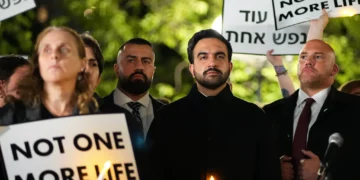 El alcalde de Nueva York, Zohran Mamdani, en una vigilia por el tercer aniversario de la masacre del 7 de octubre, el 7 de octubre de 2026.